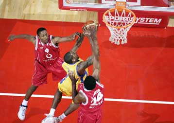 Την πρωταθλήτρια Ευρώπης, Μακάμπι Τελ Αβίβ νίκησε ο Ολυμπιακός (83-78) στο ΣΕΦ