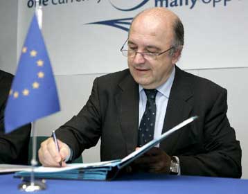 Αντικρουόμενες δηλώσεις από Αθήνα και Βρυξέλλες για την τιτλοποίηση του 2005