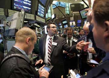 Κέρδη στη Γουόλ Στριτ, αστάθεια στα ευρωπαϊκά χρηματιστήρια την Πέμπτη