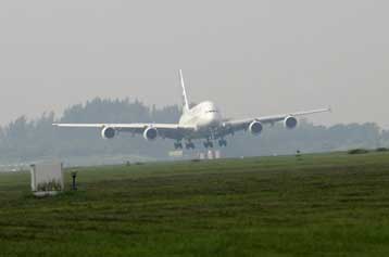 Πρώτη προσγείωση του σούπερ τζάμπο Α380 της Airbus σε αεροδρόμιο της Ασίας