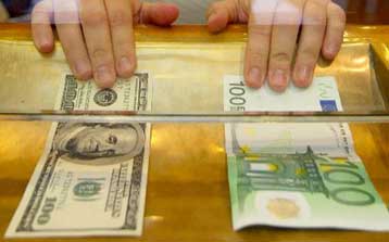 Νέο χαμηλό διετίας για το ευρώ, υποχωρεί στα 1,17 δολάρια