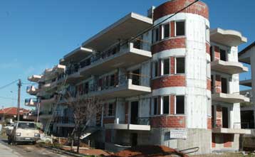 «Πυρετό» αιτήσεων οικοδομικών αδειών τροφοδοτούν σενάρια για προσύμφωνα αντιπαροχής