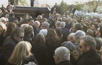 Πλήθος κόσμου αποχαιρέτησε τον Αλέκο Αλεξανδράκη
