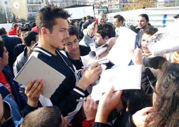 Ανησυχία για τον Μαλαδένη στον ΠΑΟΚ, τραυματίστηκε στο οικογενειακό διπλό