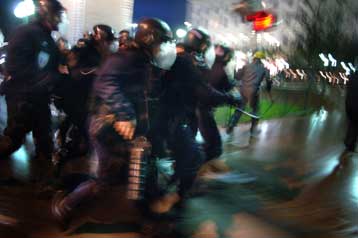 Επεισόδια στη Λιόν, ενώ στο Παρίσι η κρίση εκτονώνεται