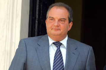 Επιμένουν οι συζητήσεις για ανασχηματισμό παρά το μήνυμα Καραμανλή από την Ιαπωνία