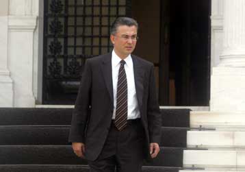 Απορρίπτει τους χαρακτηρισμούς Αμβρόσιου η κυβέρνηση, αλλά καλύπτει η Ιερά Σύνοδος