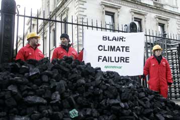 Πέντε τόνους κάρβουνα άφησαν στην κατοικία του Μπλερ ακτιβιστές της Greenpeace