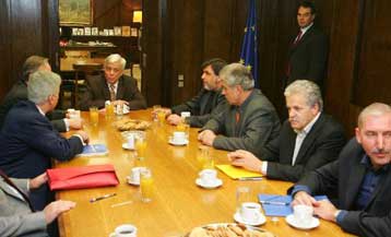 Πιο κοντά σε συμφωνία για το δημοσιοϋπαλληλικό κώδικα ΑΔΕΔΥ και Παυλόπουλος