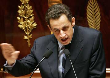 Αντιμετωπίζουμε την πιο δύσκολη κρίση, παραδέχεται η γαλλική ηγεσία