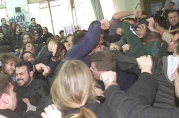 Επτά τραυματίες σε επεισόδια μεταξύ μελών φοιτητικών παρατάξεων στην Πάτρα