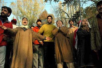 Τρεις νεκροί από έκρηξη παγιδευμένου αυτοκινήτου στο ινδικό Κασμίρ