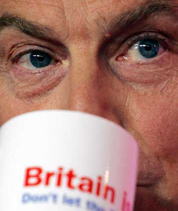 Ιστορική τρίτη θητεία για τον Τόνι Μπλερ …που κοιτάζει την «έξοδο»