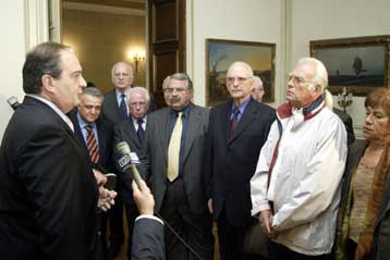 Με εκπροσώπους των αντιστασιακών της περιόδου 67-74 συναντήθηκε ο πρωθυπουργός