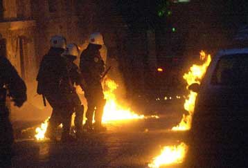 Επίθεση αναρχικών κατά αστυνομικών στην περιοχή των Εξαρχείων