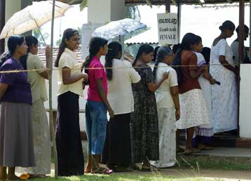 Προεδρικές εκλογές στη Σρι Λάνκα με το βλέμμα στην εκεχειρία με τους «Τίγρεις» Ταμίλ