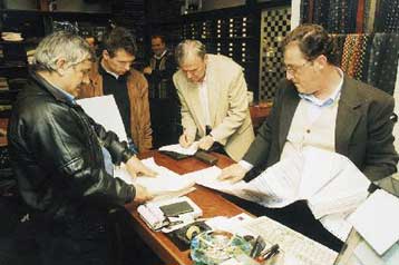 Φοροσαφάρι σε μικρομεσαίους και ιδιοκτήτες ακινήτων για 3,5 δισ. ευρώ το 2006