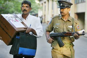 Νίκη του «σκληρού» έναντι των Ταμίλ πρωθυπουργού στις εκλογές στη Σρι Λάνκα