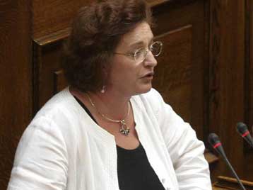 Δεν τίθεται θέμα διαχωρισμού Kράτους-Εκκλησίας, ξεκαθαρίζει η υπουργός Παιδείας