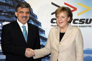 Οι διμερείς σχέσεις «υπεράνω» της διαφωνίας για την ένταξη, συμφωνούν Μέρκελ-Γκιουλ