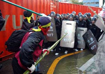 Διαδηλώσεις κατά της παγκοσμιοποίησης σκιάζουν τη σύνοδο του APEC στη Ν.Κορέα