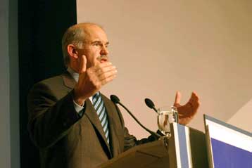 Επικρίσεις για την οικονομική πολιτική της κυβέρνησης από τον Γ.Παπανδρέου