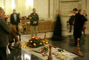 Νοσταλγοί και αντίπαλοι του Φράνκο «τιμούν» την 30ή επέτειο από το θάνατό του