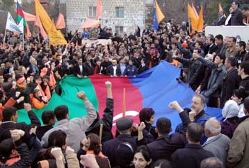 Ογκώδης διαδήλωση της αντιπολίτευσης στο Αζερμπαϊτζάν με αίτημα νέες εκλογές