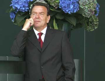 Δάκρυσε ο Γκέρχαρντ Σρέντερ στην τελευταία τελετή ως καγκελάριος της Γερμανίας