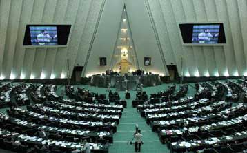 Επίδειξη ισχύος από τη Βουλή του Ιράν μπροστά στον κίνδυνο παραπομπής στον ΟΗΕ