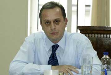 Τρία φορολογικά νομοσχέδια για ακίνητα, εταιρείες και εισόδημα έως τα τέλη του 2005