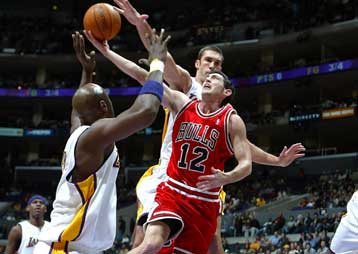 Την ανατροπή έκαναν οι Μπουλς, επικρατώντας στο Λος Αντζελες των Λέικερς με 96-93