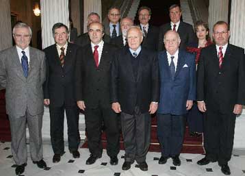 Αναφορές Παπούλια στην ελληνική… γκρίνια κατά τη συνάντηση με το ΣΑΕ