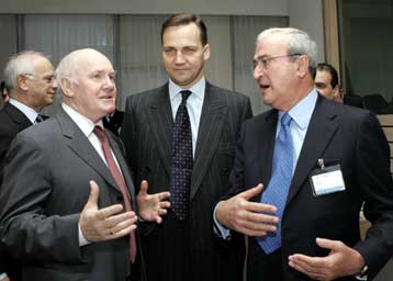 Συμφωνία των υπουργών Αμυνας της ΕΕ για σταδιακό άνοιγμα της αγοράς εξοπλισμών