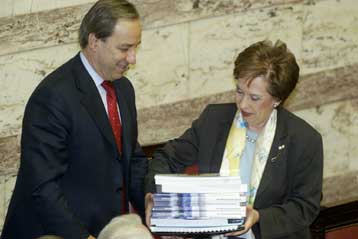 Κατετέθη στη Βουλή ο «σφιχτός» προϋπολογισμός του 2006