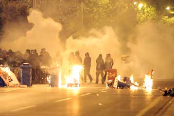 Επεισόδια με νεαρούς καταληψίες έξω από το κτίριο του Πολυτεχνείου