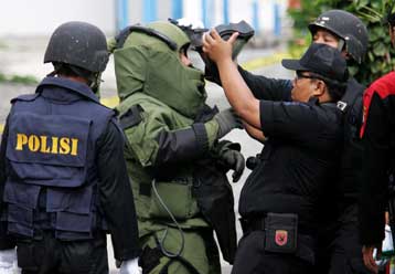 Οι ΗΠΑ αποκαθιστούν τις στρατιωτικές σχέσεις με την Ινδονησία