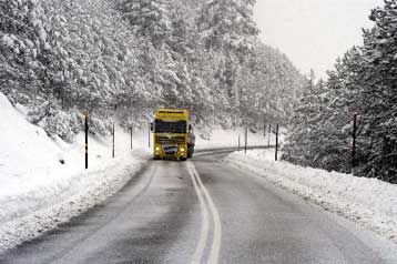 Στον κλοιό του χιονιά η βόρεια Ελλάδα – Καταστροφές στην Αττική από την κακοκαιρία