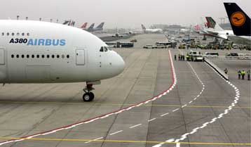 Ειδικό φόρο διεθνούς αλληλεγγύης στα αεροπορικά εισιτήρια εισηγείται η Γαλλία