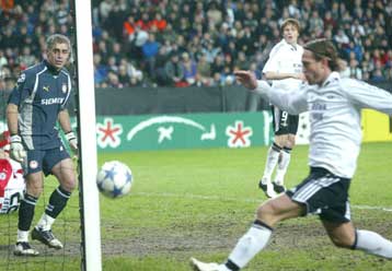 Στο 88ο λεπτό ο Ολυμπιακός έχασε την πρώτη εκτός έδρας νίκη και το Κύπελλο UEFA