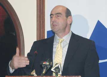 Γενικευμένη «κατακραυγή» για την παρουσία ένοπλων αστυνομικών σε συγκέντρωση του ΠΑΜΕ