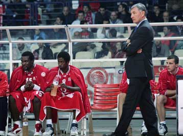 Χωρίς ομπρέλα ο Ολυμπιακός σε βροχή τριπόντων στο Βίλνιους, ήττα της ΑΕΚ στην Βιτόρια