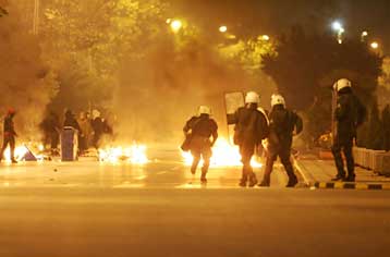 Επίθεση με μολότοφ εναντίον διμοιρίας των ΜΑΤ στο Οικονομικό Πανεπιστήμιο
