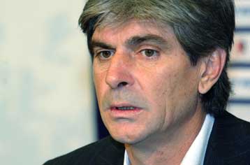 Είναι σκληρό να χάνεις έτσι, τόνισε ο Κωστίκος και ζήτησε τη συμπαράσταση του κόσμου