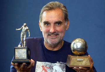 Τις τελευταίες στιγμές του περνά ο Τζορτζ Μπεστ, θέμα ωρών το μοιραίο