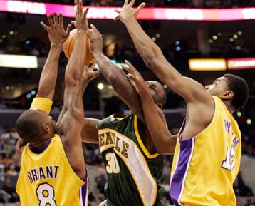 Οι Πέισερς έσπασαν το αήττητο σερί του Κλίβελαντ, οι Λέικερς επικράτησαν του Σιάτλ