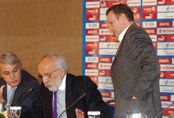 Απουσίες, βαρύ κλίμα και παραίτηση του Γ.Καρρά στην έκτακτη ΓΣ της ΕΠΑΕ