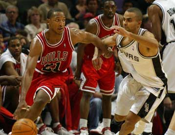 Μία ακόμα νίκη των Μπουλς, αυτή τη φορά επί των πρωταθλητών Σπερς με 106-99