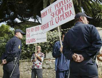 Νέες προκλήσεις από τους Τσάμηδες στα Τίρανα