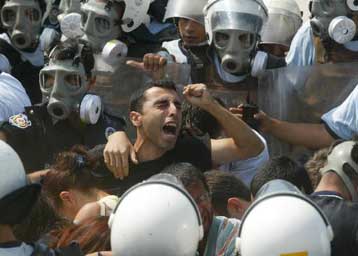 Επεισόδια κατά τη διάρκεια πορείας διαμαρτυρίας εκπαιδευτικών στην Αγκυρα